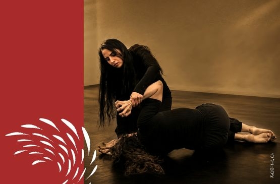 תמונת מופע: מלחמה מתחת לחולצה  &vert;  מופע מחול-שירה מאת פאטמה אח'תסארי&comma; ענבל אושמן